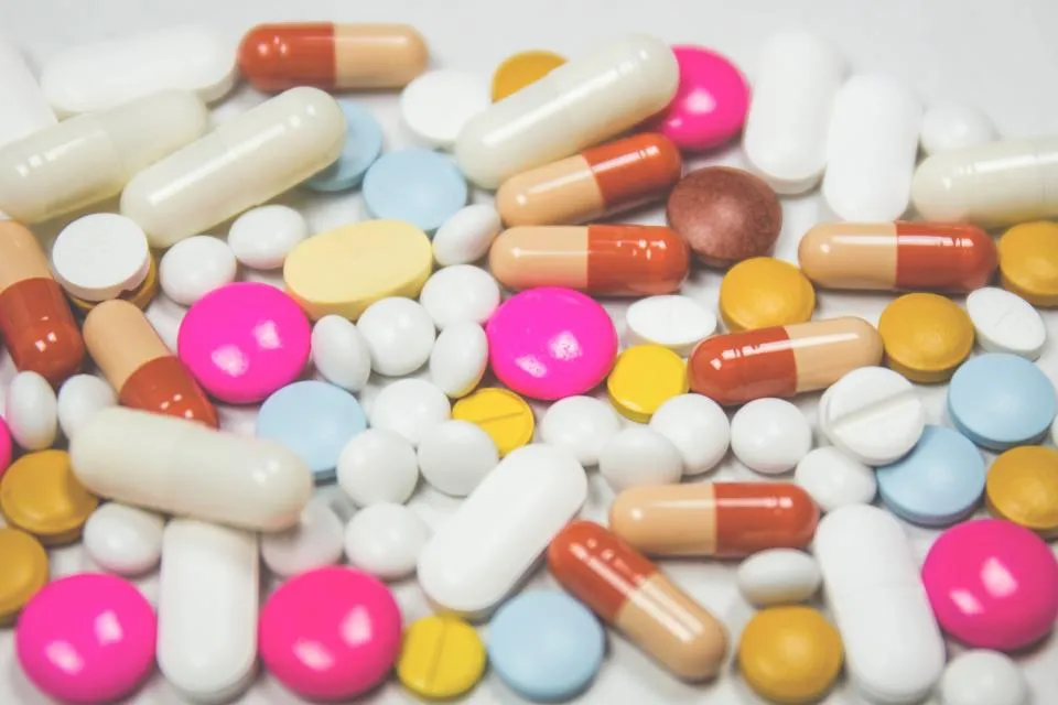 Farmacéutica despachando medicamentos en el mostrador de una farmacia